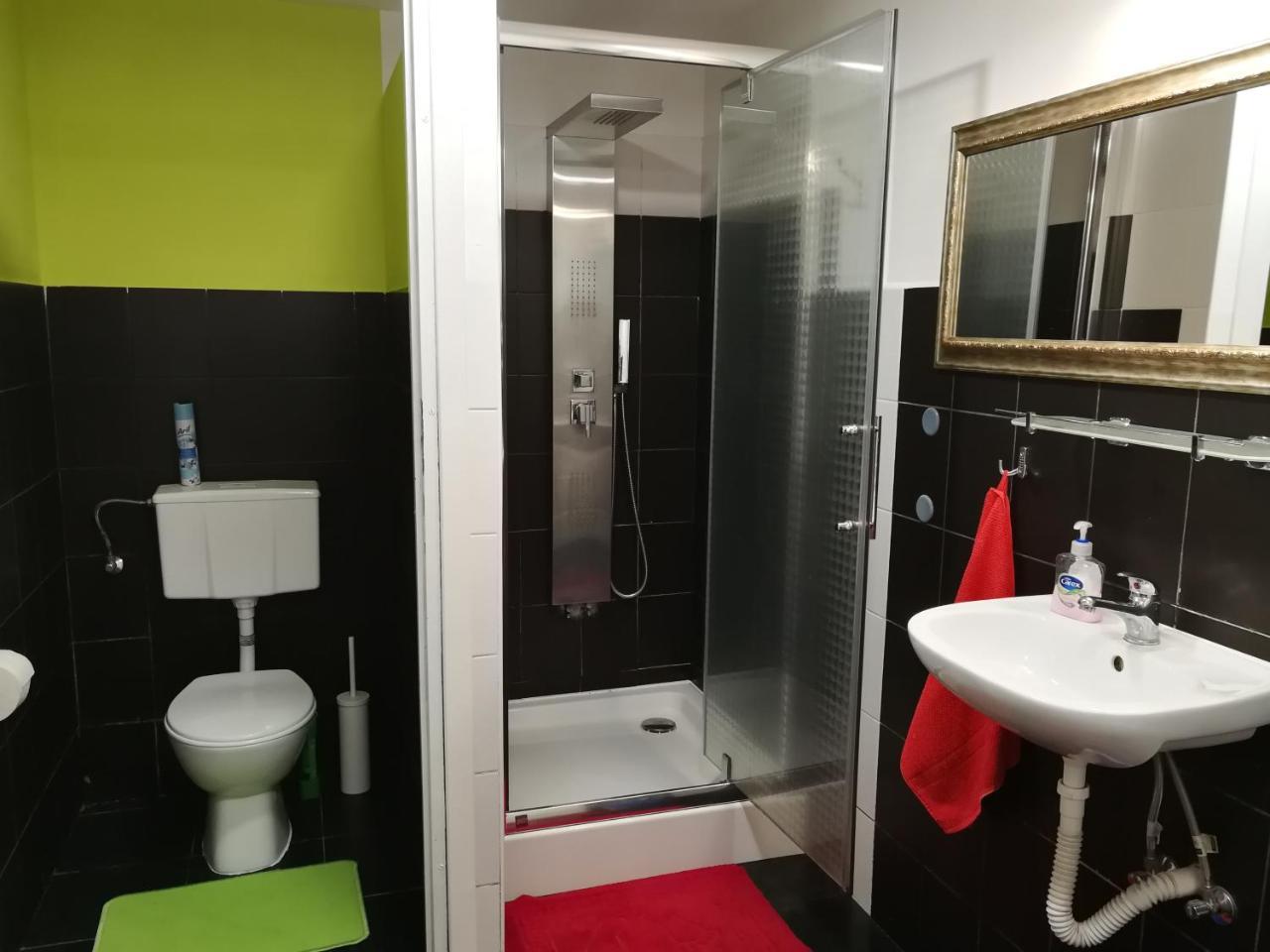 Cosy Dungeon Double Room With Ac คราคูฟ ภายนอก รูปภาพ